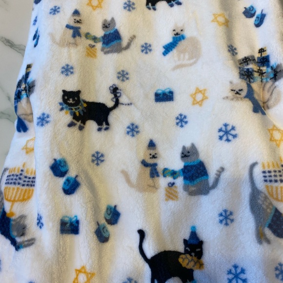 New plush 60”x70” throw Blanket kitty Cats Hanukkah dreidel menorah stars - Picture 2 of 3